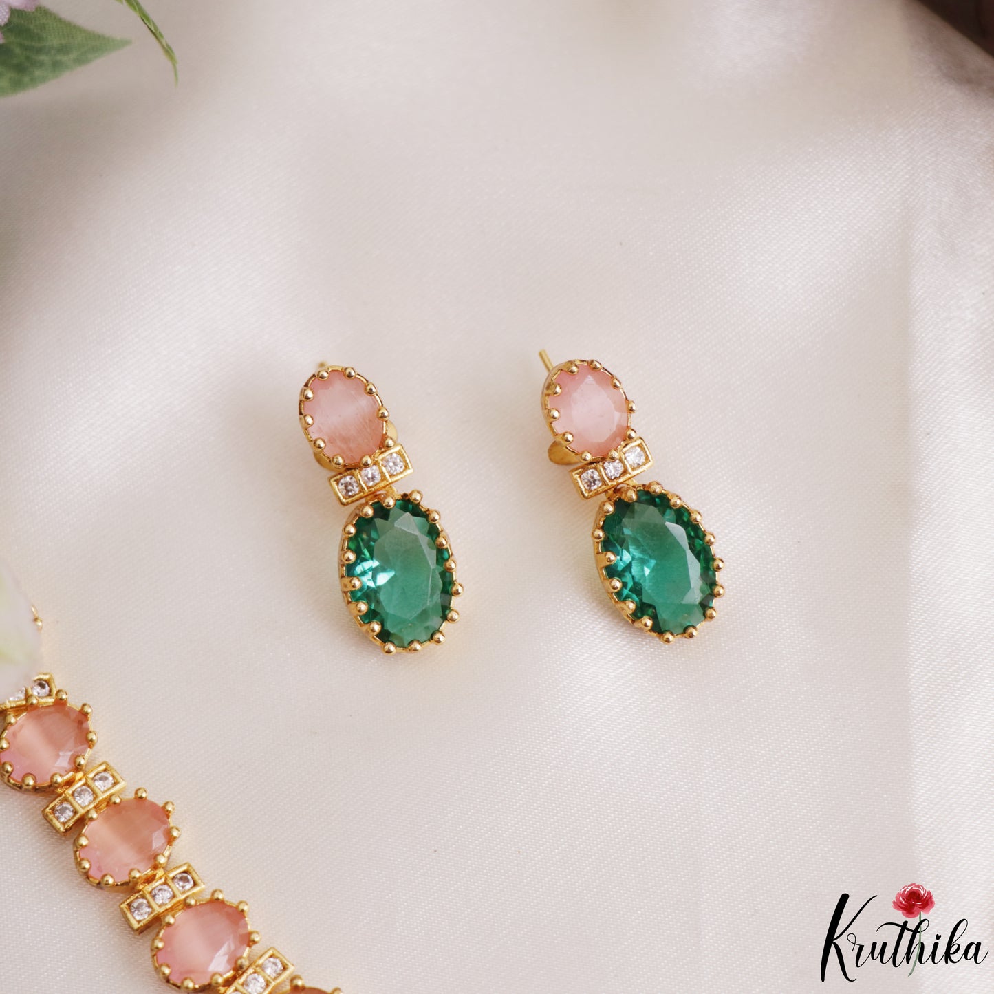 Elegant Geometric Motifs Victorian Necklace NC3241