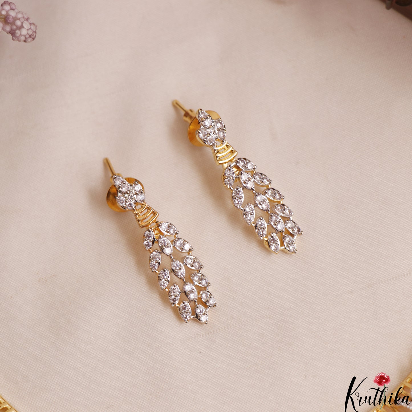 Pretty Leaf Motifs CZ Victorian Hasli Necklace NC3007