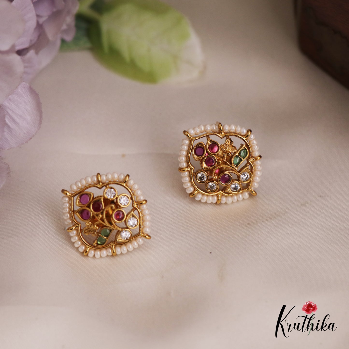 Simple Pearl Border Leaf Motifs Kemp Stud Earrings E990