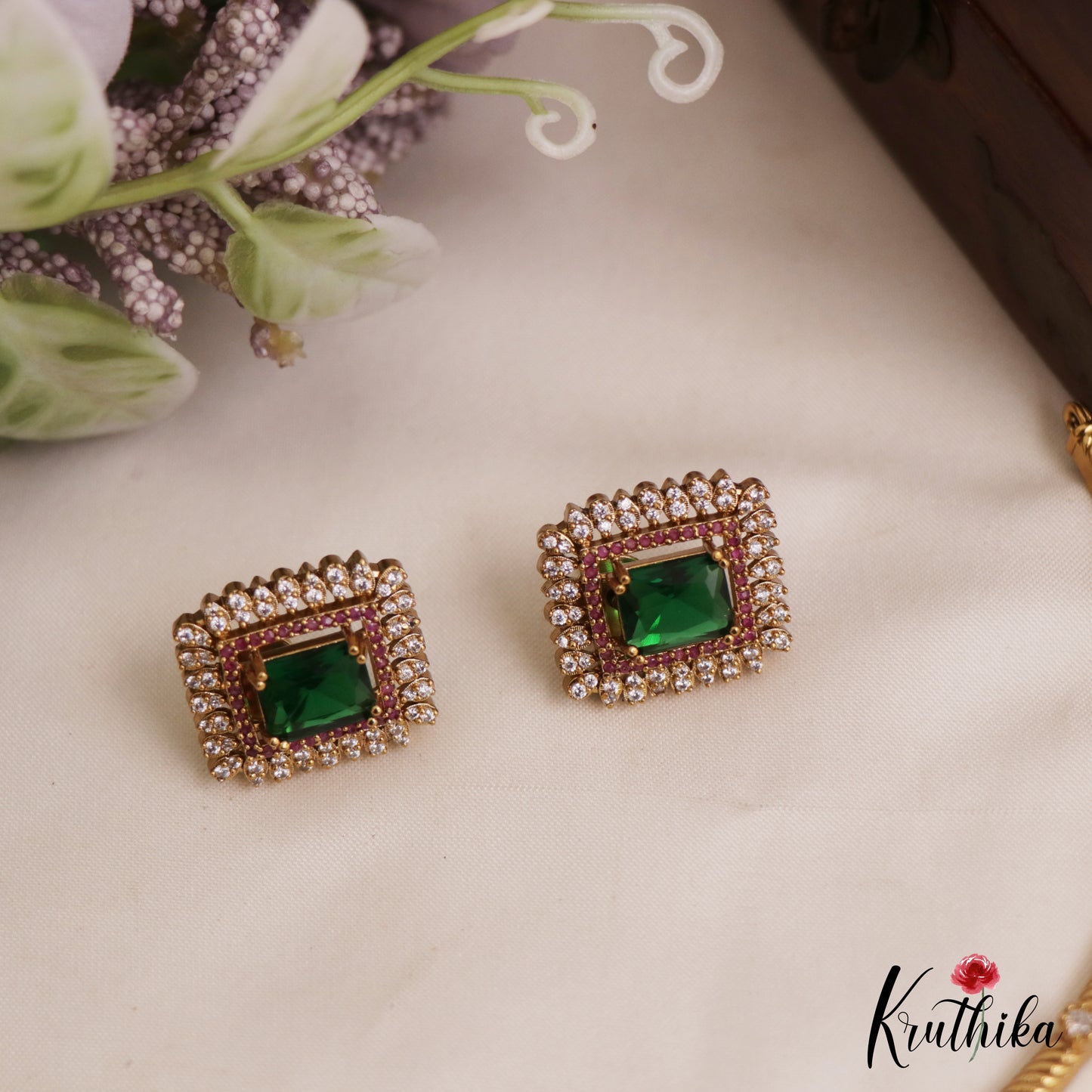 Pretty Geometric Motifs Gold-Tone Hasli Necklace NC2872