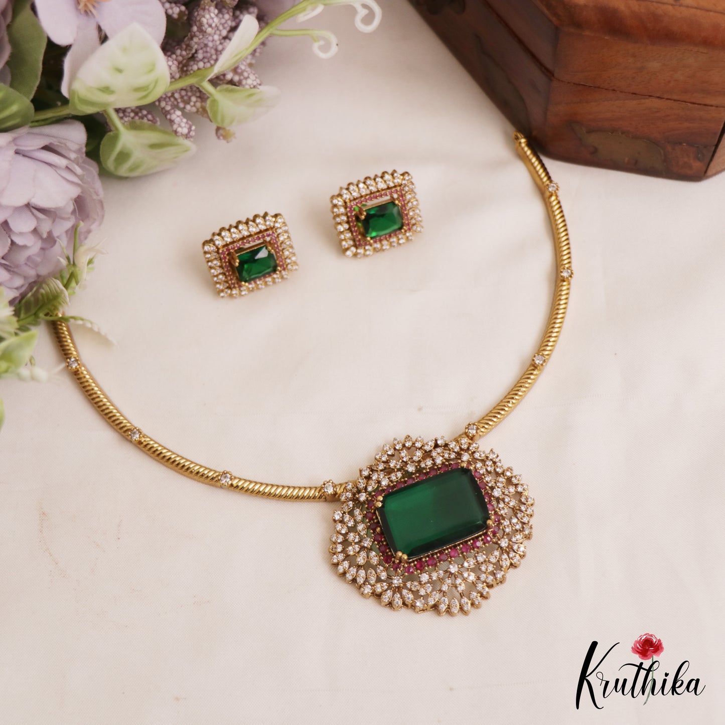 Pretty Geometric Motifs Gold-Tone Hasli Necklace NC2872
