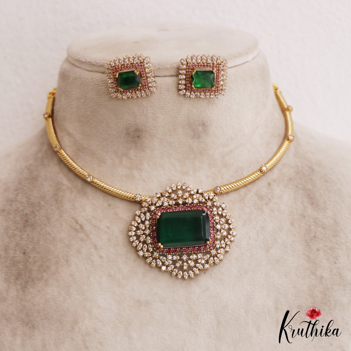 Pretty Geometric Motifs Gold-Tone Hasli Necklace NC2872