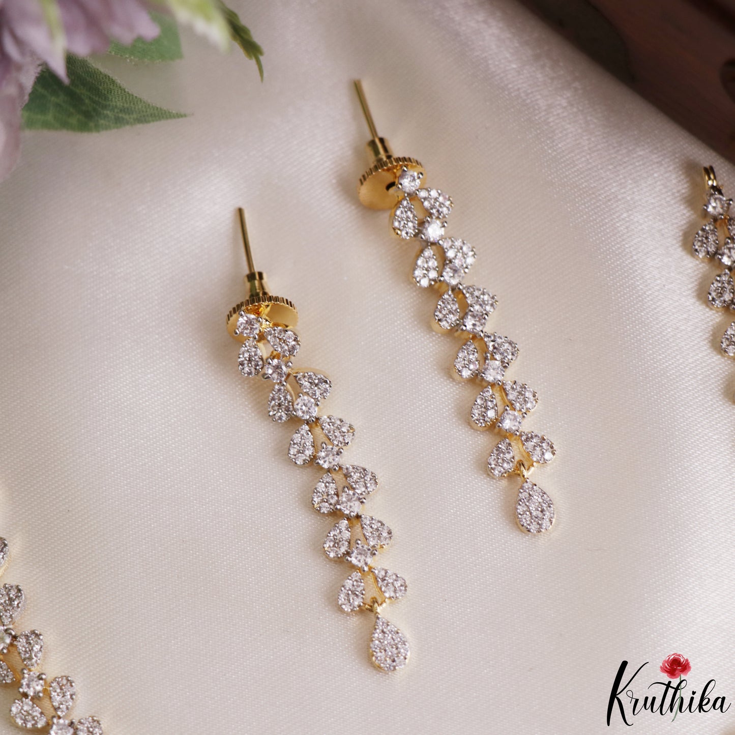 Simple Leaf Motifs Diamond-Finish Gold-Tone CZ Choker NC3242