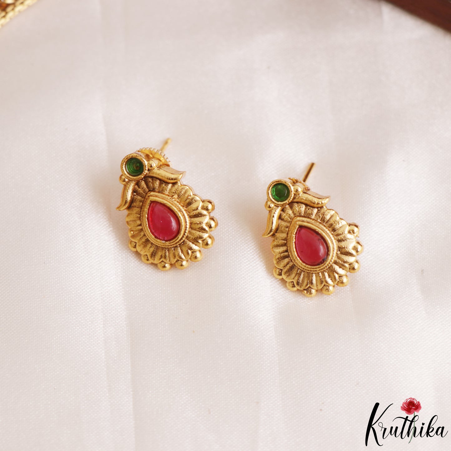 Elegant Antqiue Peacock Teardrop Motifs Choker NC3174