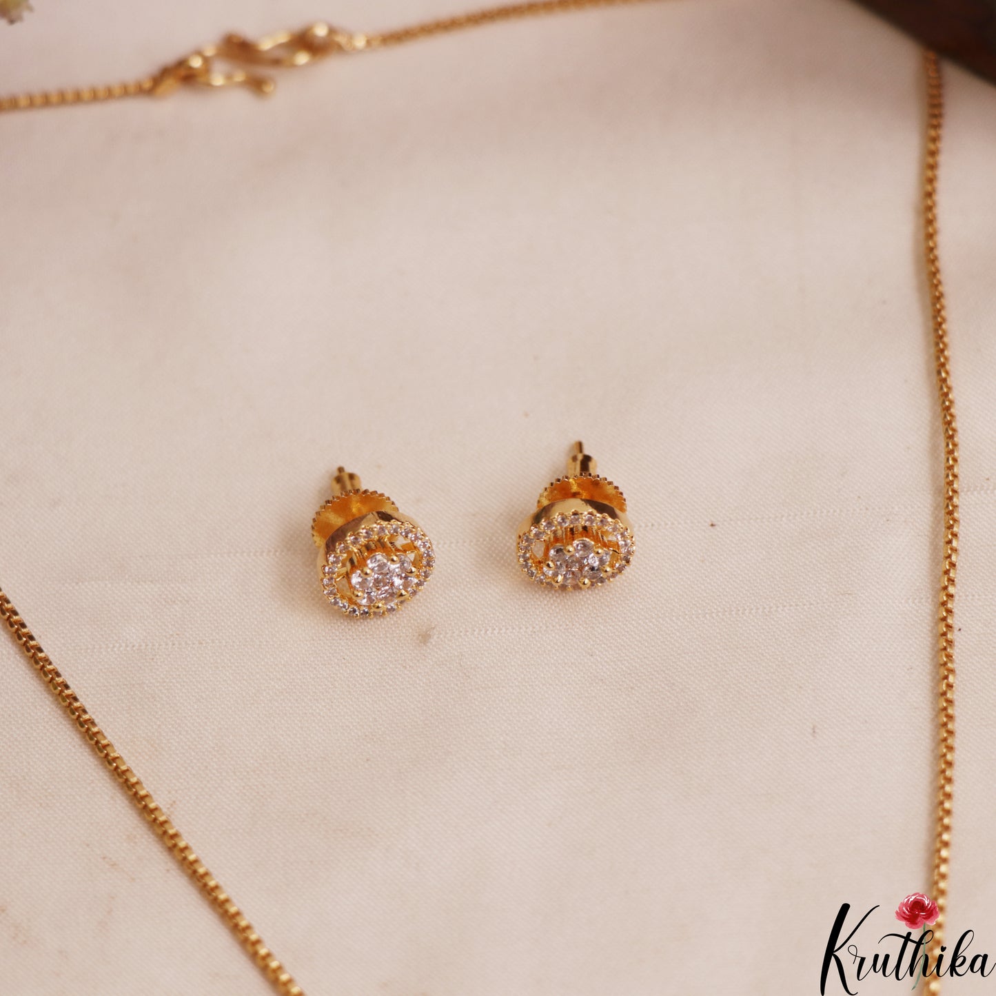 Classic AD Floral Motifs Gold-Tone Chain Pendant Set NC2932