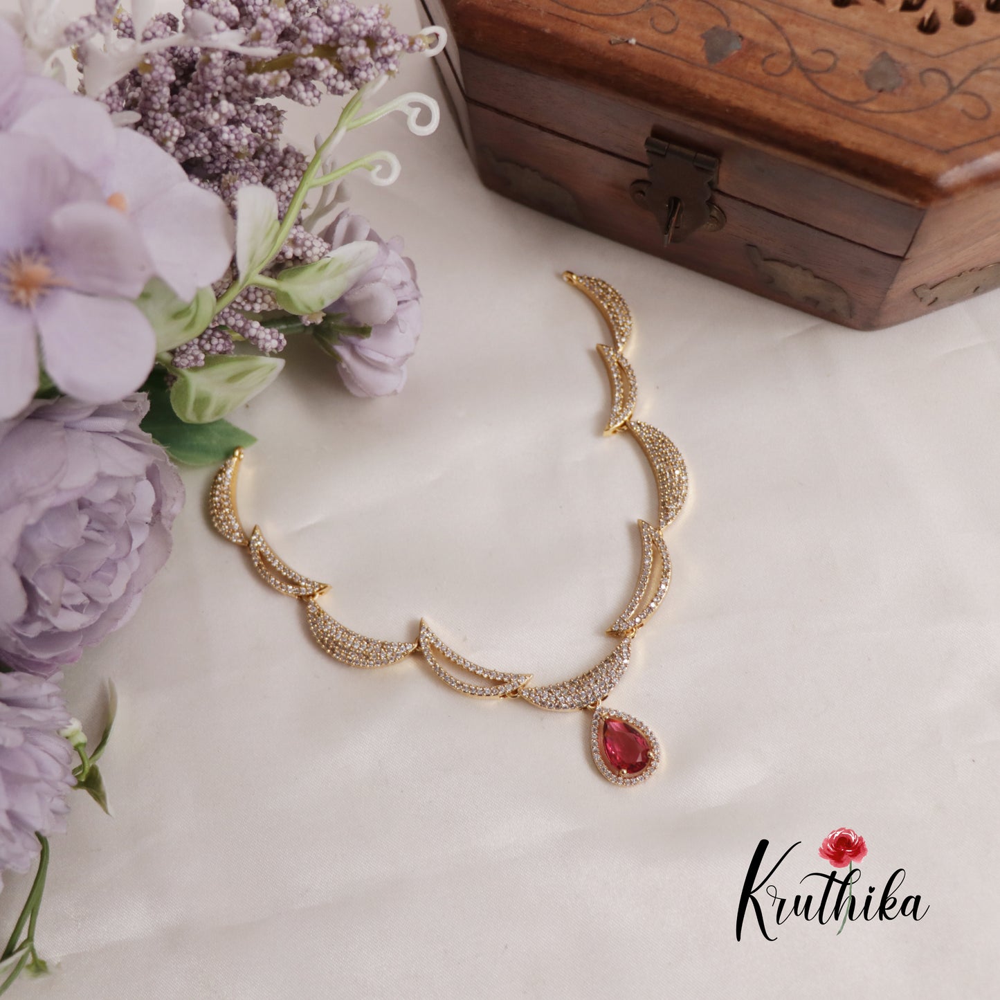 Eleghant Victorian Sparkling Necklace NC2531 (Avaliable In 2 Colours)