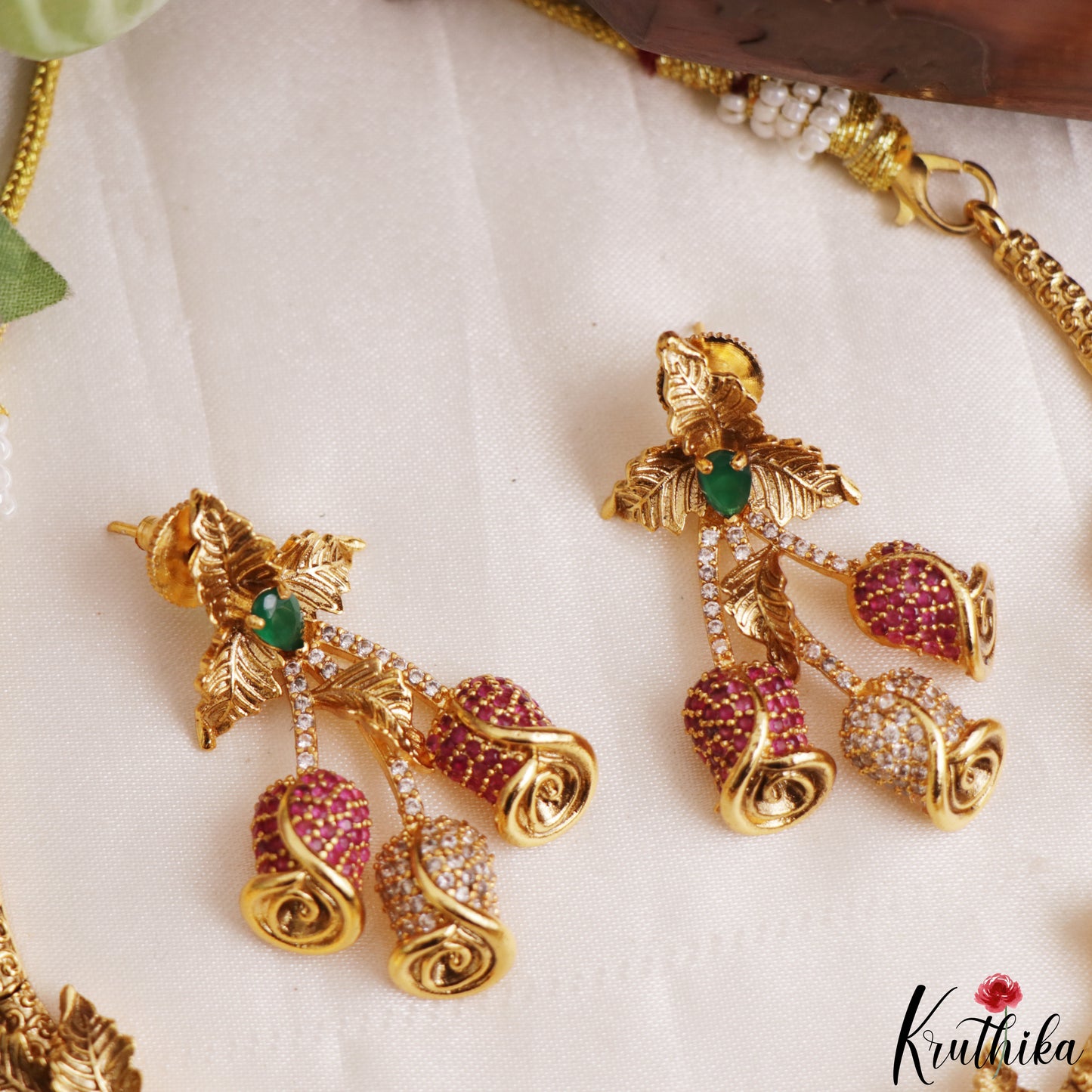 Pretty Rose Motifs Gold-Tone Choker NC3217