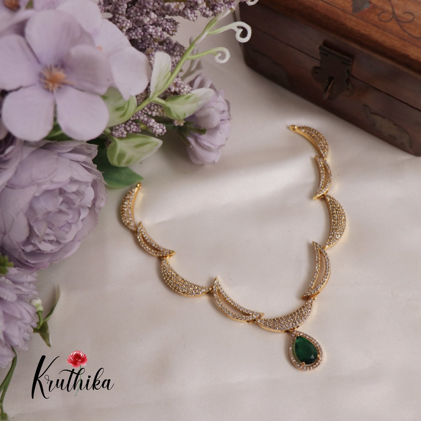 Eleghant Victorian Sparkling Necklace NC2531 (Avaliable In 2 Colours)