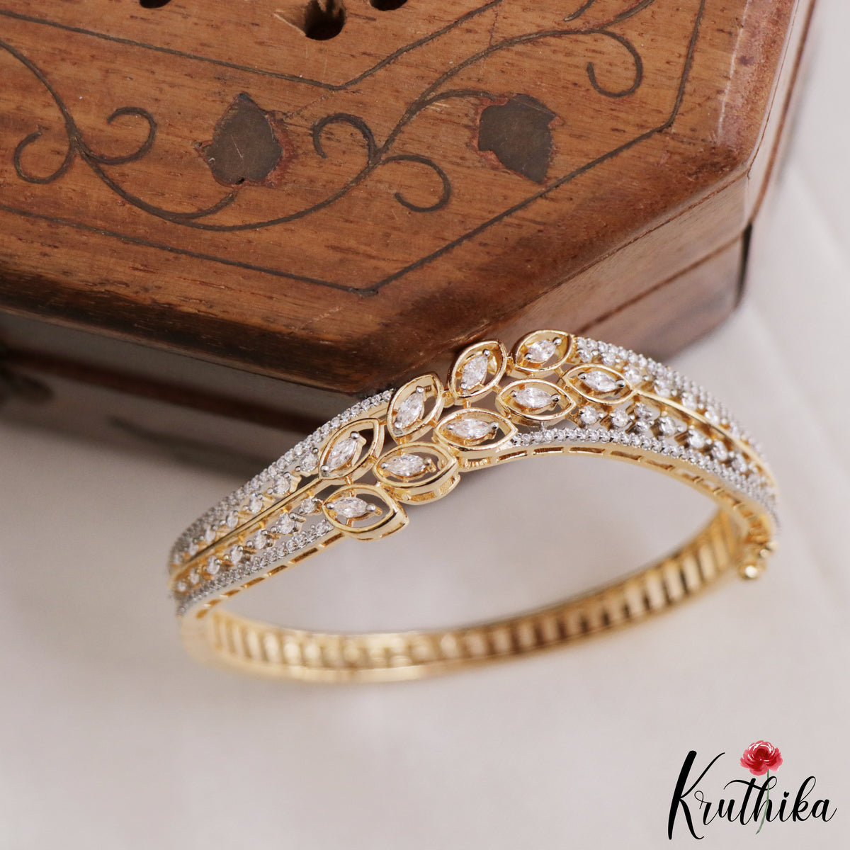 Trendy AD Leaves motifs  Gold Tone Design Openable Bracelet B591
