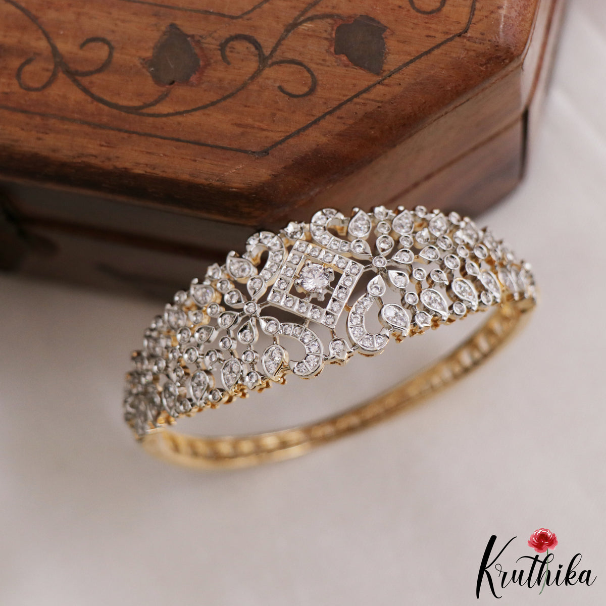 Rich AD Gold Tone Design Openable Bracelet B593
