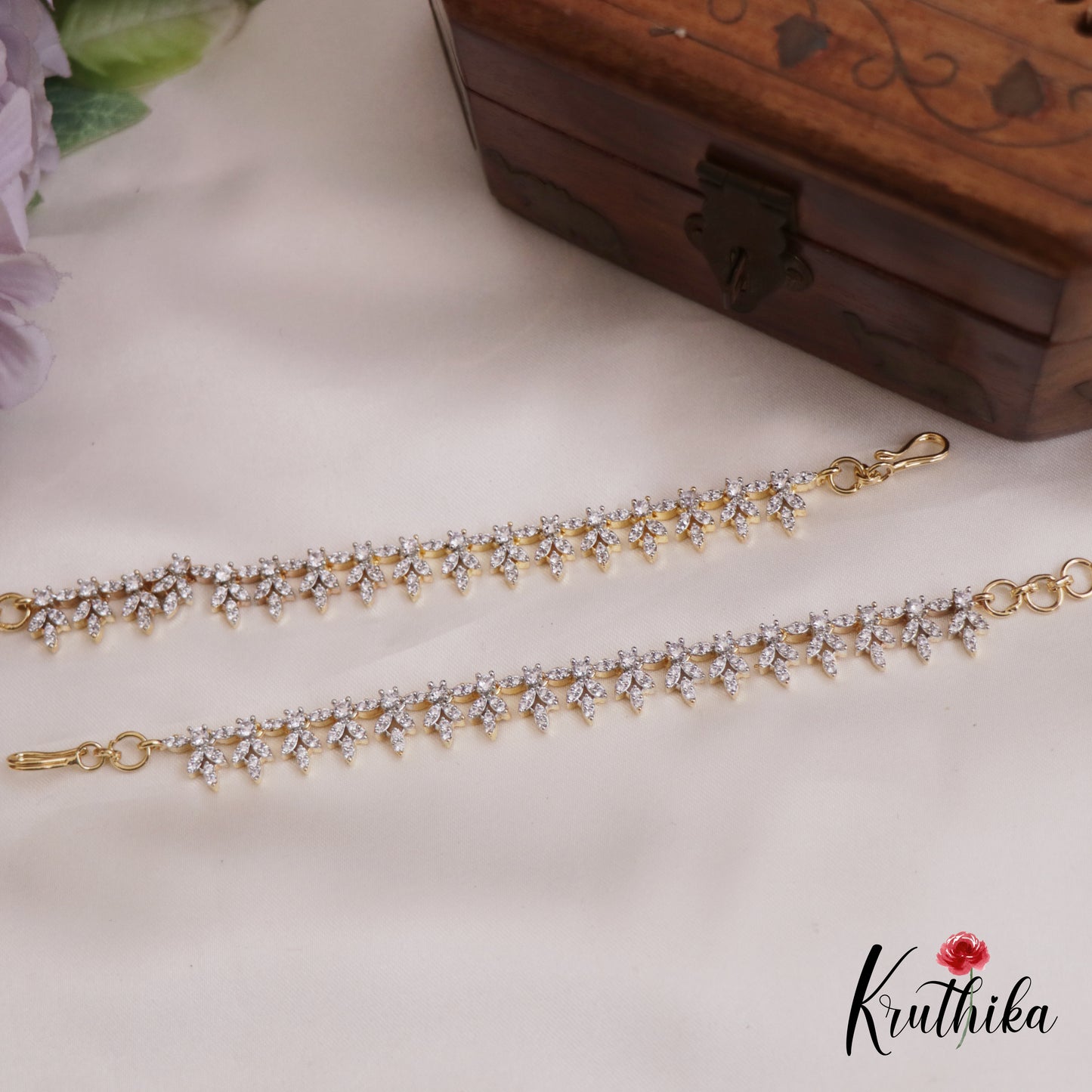 Simple Leaf Motifs AD Earchains EC198