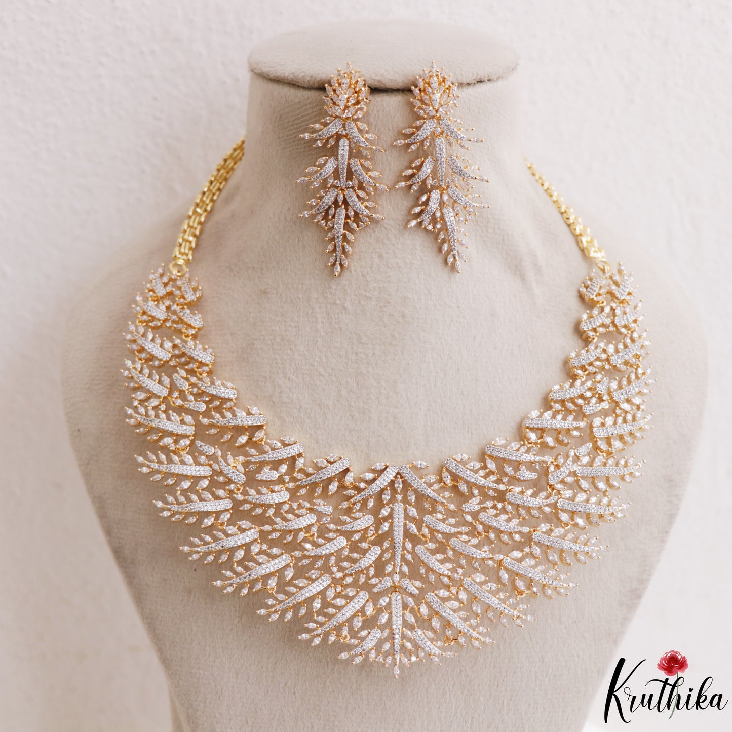 Sparkling Leaf Motifs Diamond-Finish Gold-Tone Necklace NC3240
