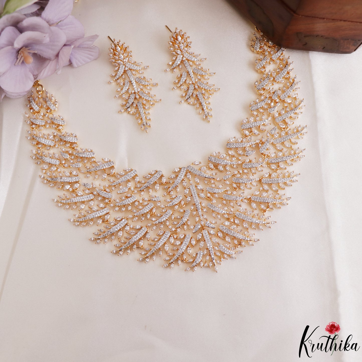 Sparkling Leaf Motifs Diamond-Finish Gold-Tone Necklace NC3240