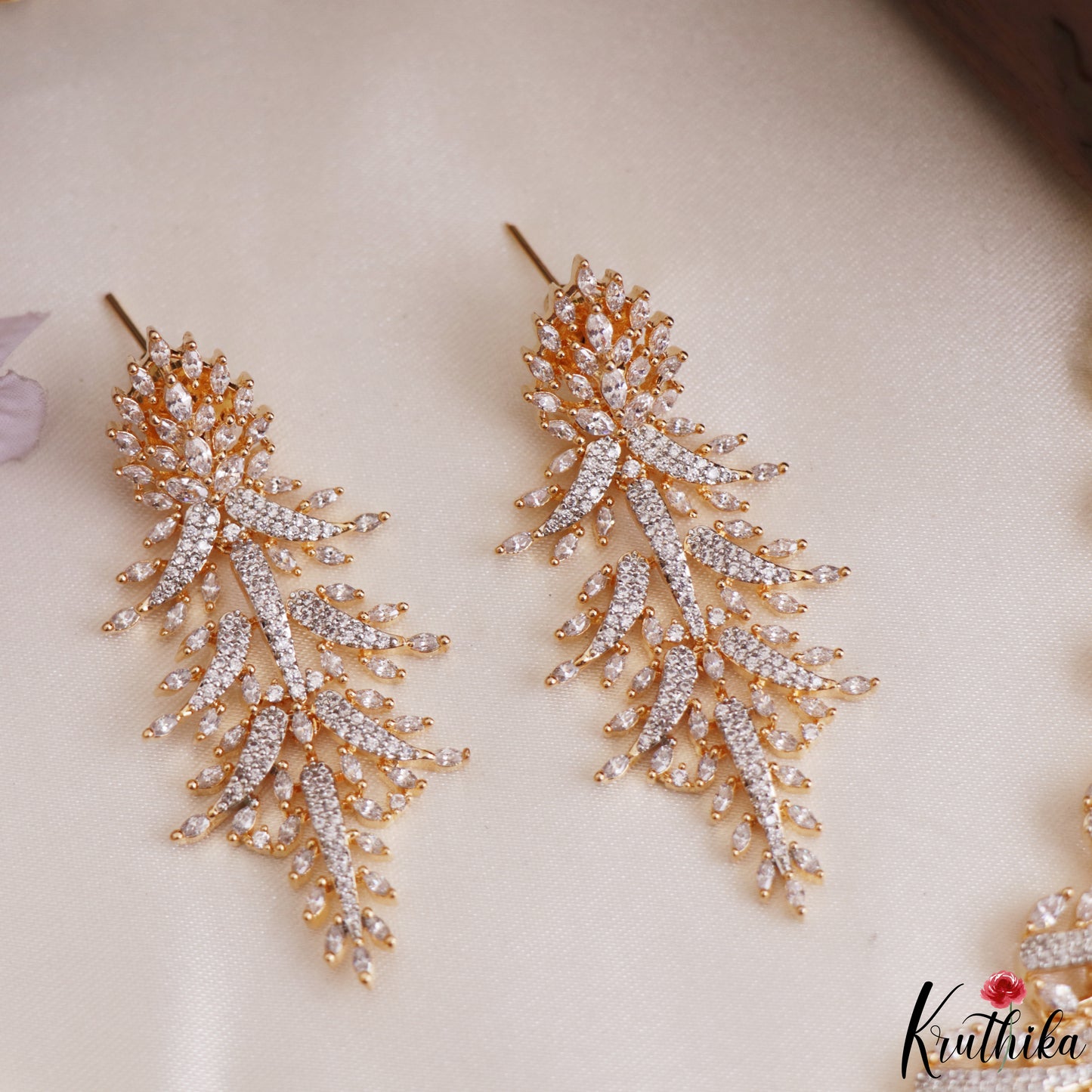Sparkling Leaf Motifs Diamond-Finish Gold-Tone Necklace NC3240