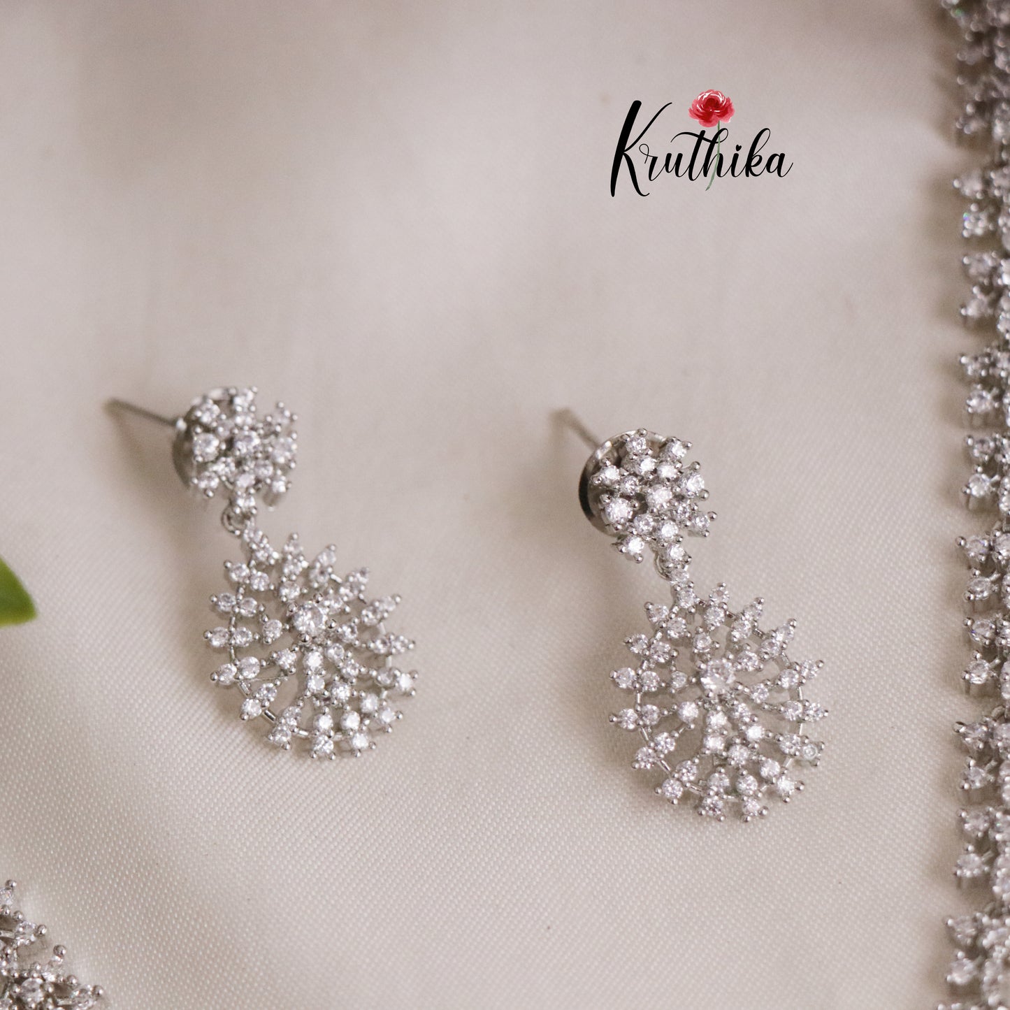 Simple Trendy Floral Teardrop Necklace NC2619