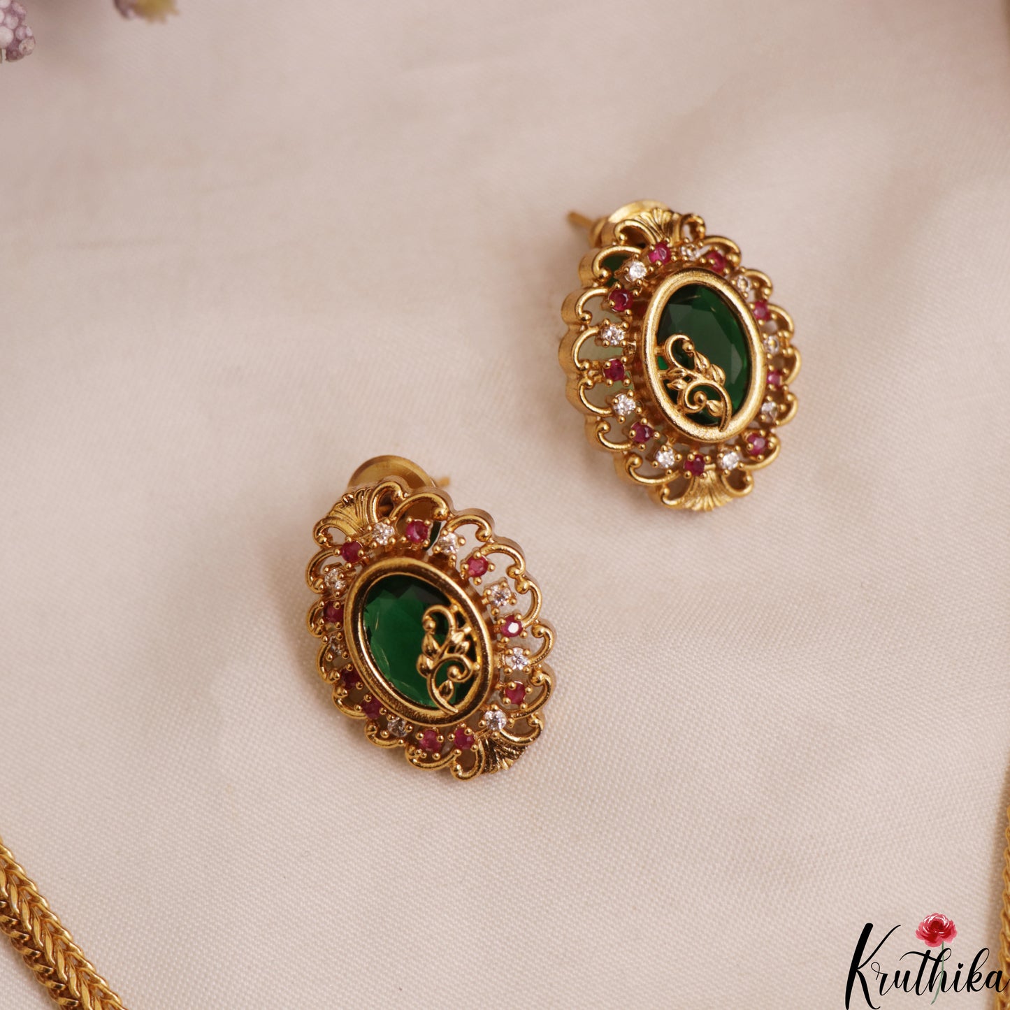 Pretty Geometric Motifs Gold-Tone AD Pendant Chain Set NC3015