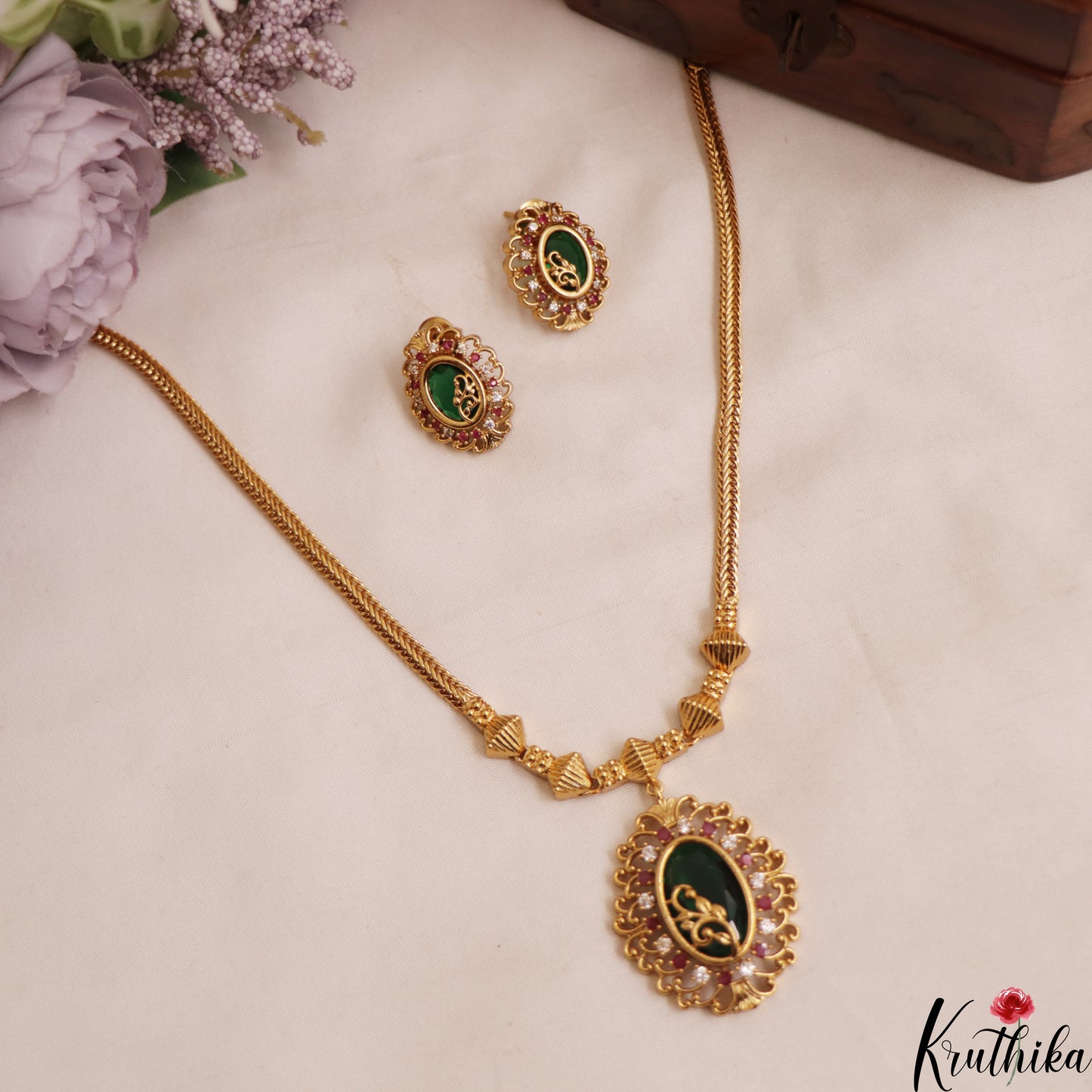 Pretty Geometric Motifs Gold-Tone AD Pendant Chain Set NC3015