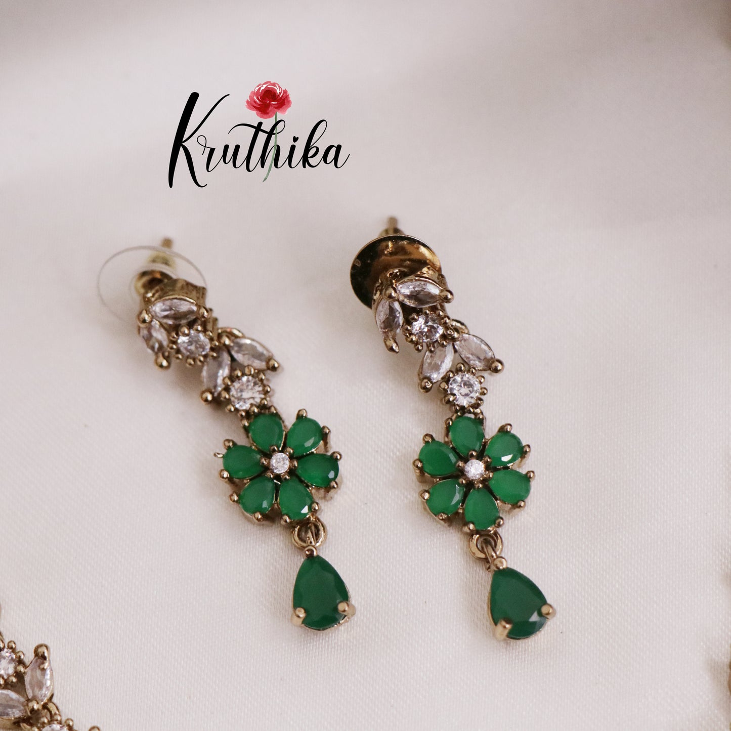 Simple CZ Floral Pendant Neckalce NC2332 (Available in 2 colours)