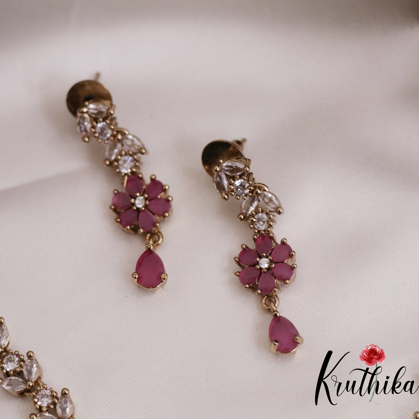 Simple CZ Floral Pendant Neckalce NC2332 (Available in 2 colours)