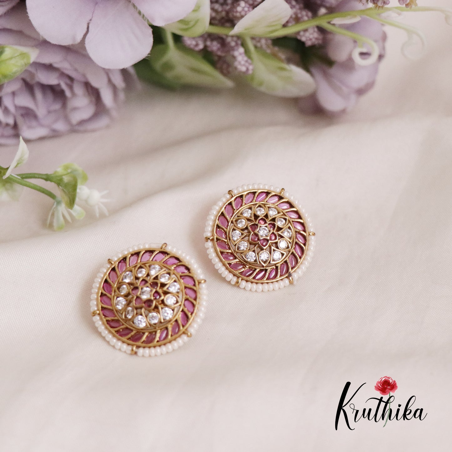 Elegant  Kemp Pearl Border Ear studs E648 (Available in 2 Colours)