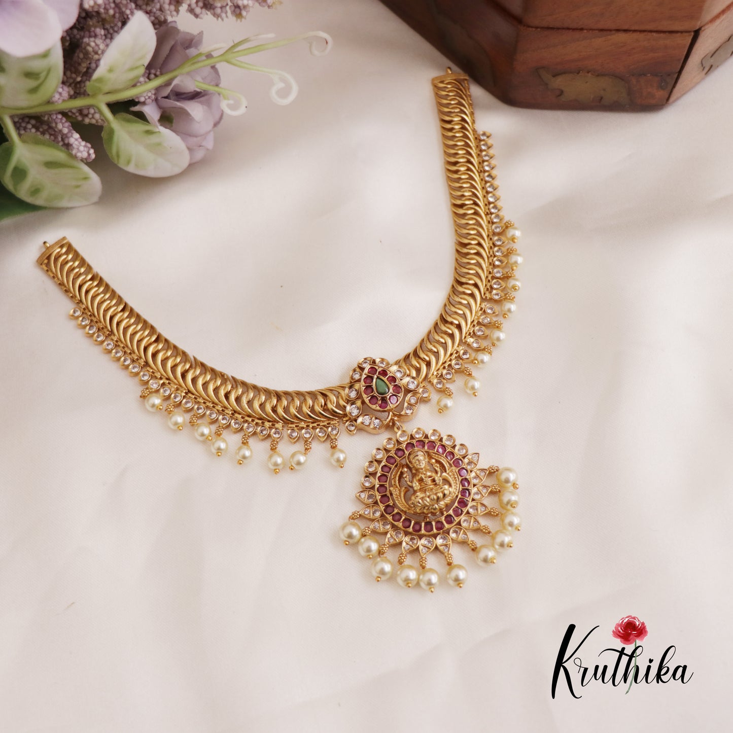 Stunning Jalebi Pattern Jadau / Kemp Lakshmi Choker NC2627