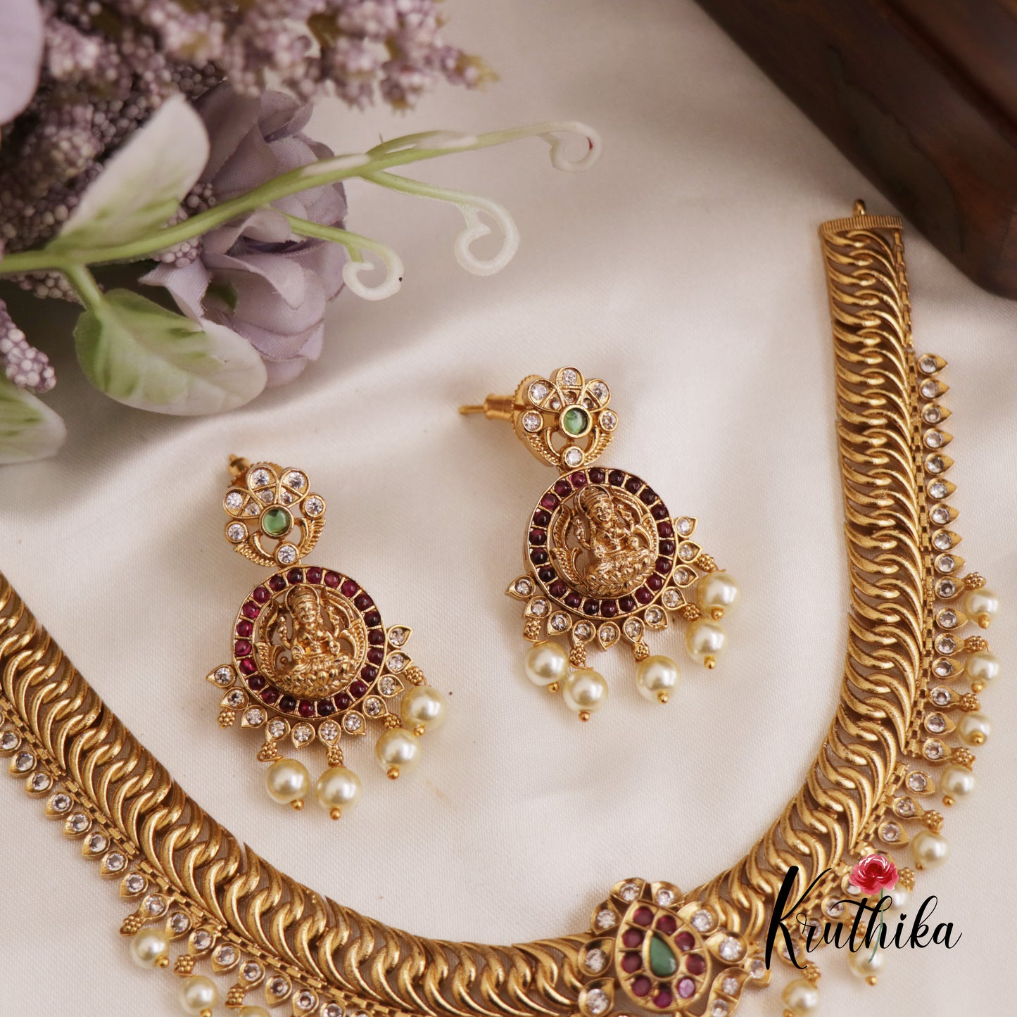 Stunning Jalebi Pattern Jadau / Kemp Lakshmi Choker NC2627