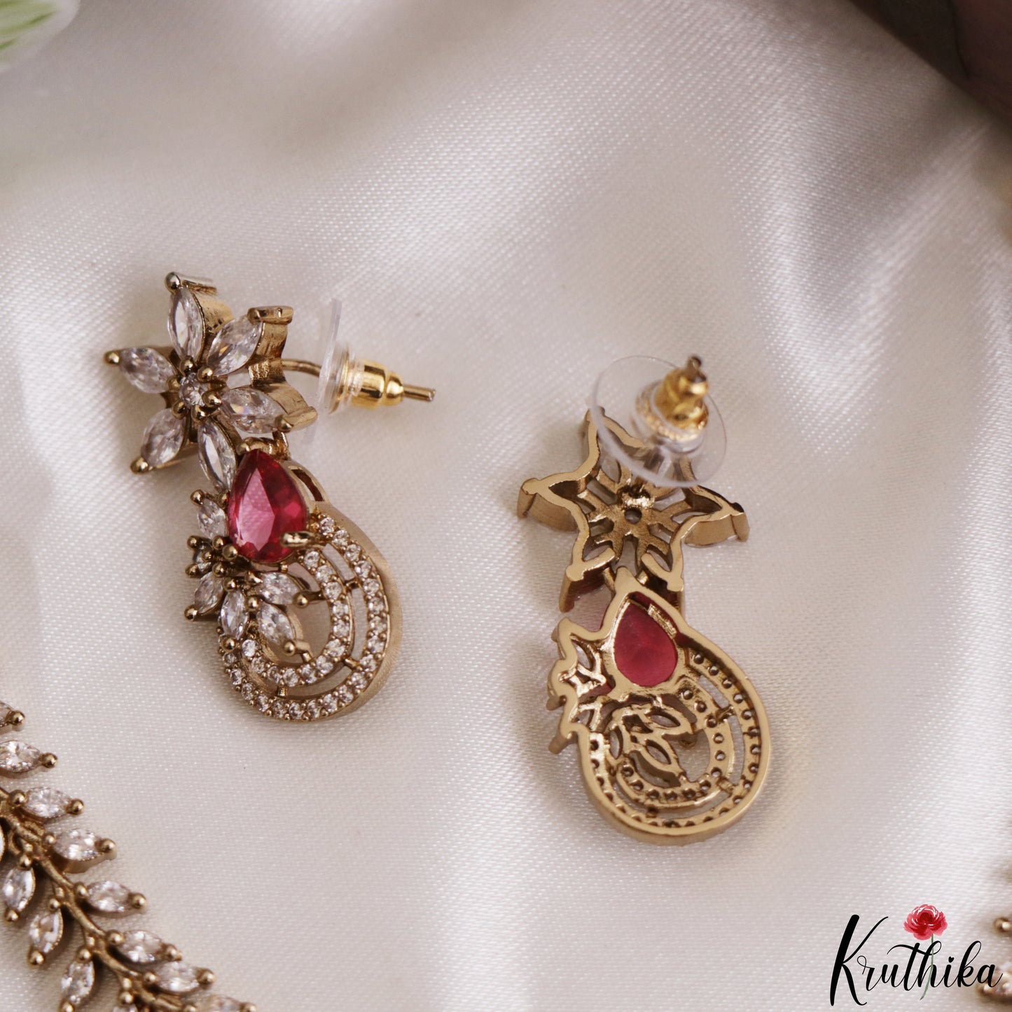 Elegant Floral Leaf Motifs CZ Victorian Choker NC3279 (Available In 2 Colors)
