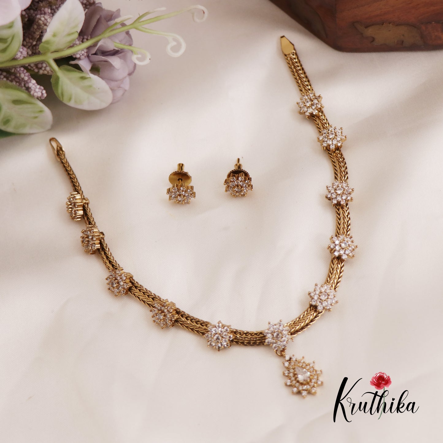 Simple Trendy Floral Motifs Necklace NC2629