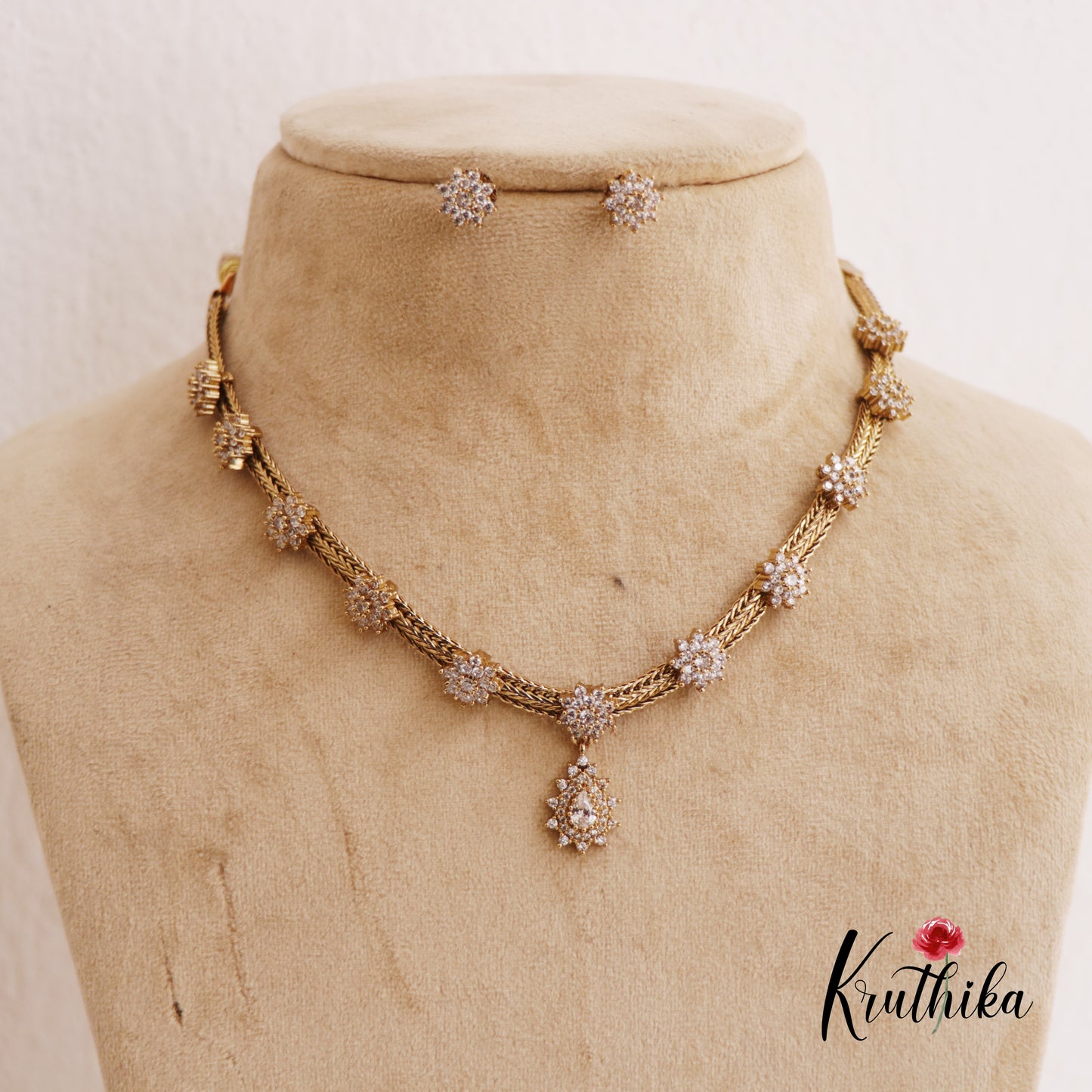 Simple Trendy Floral Motifs Necklace NC2629