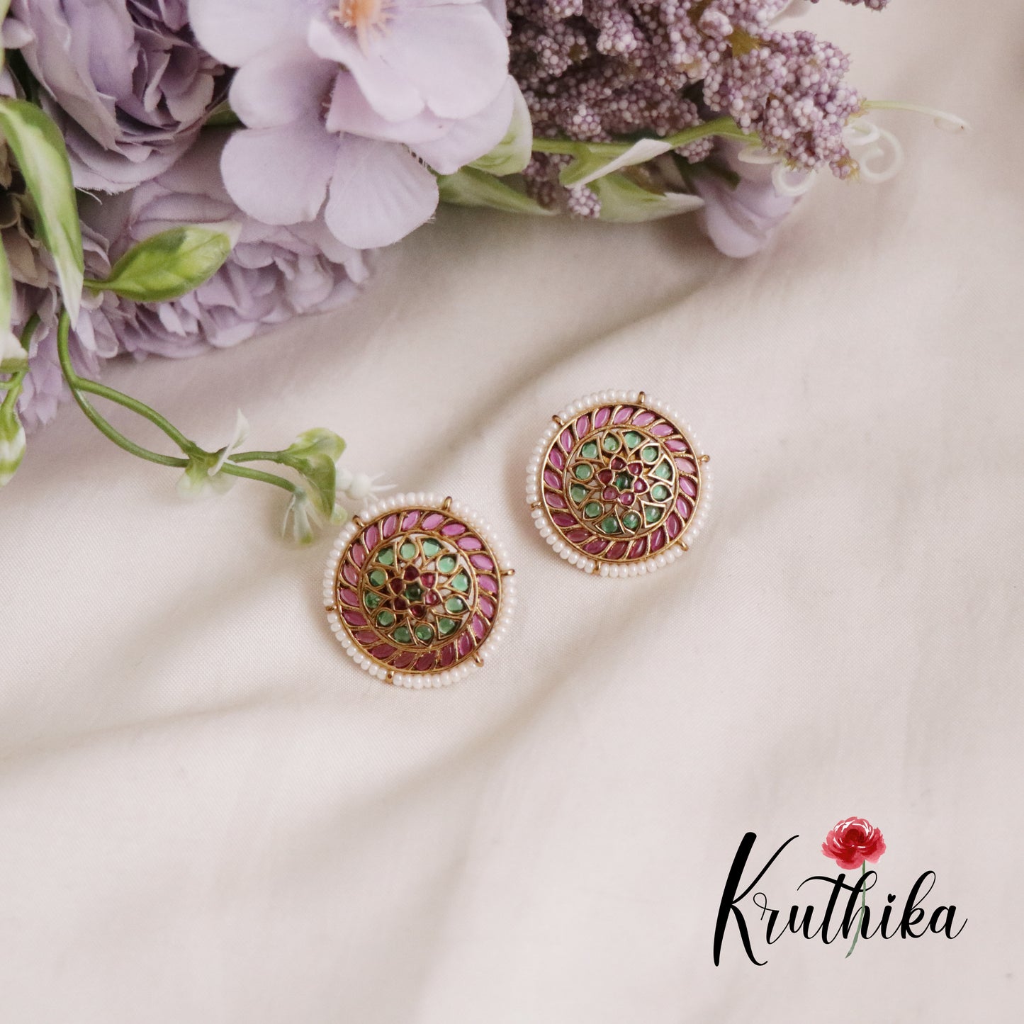 Elegant  Kemp Pearl Border Ear studs E648 (Available in 2 Colours)