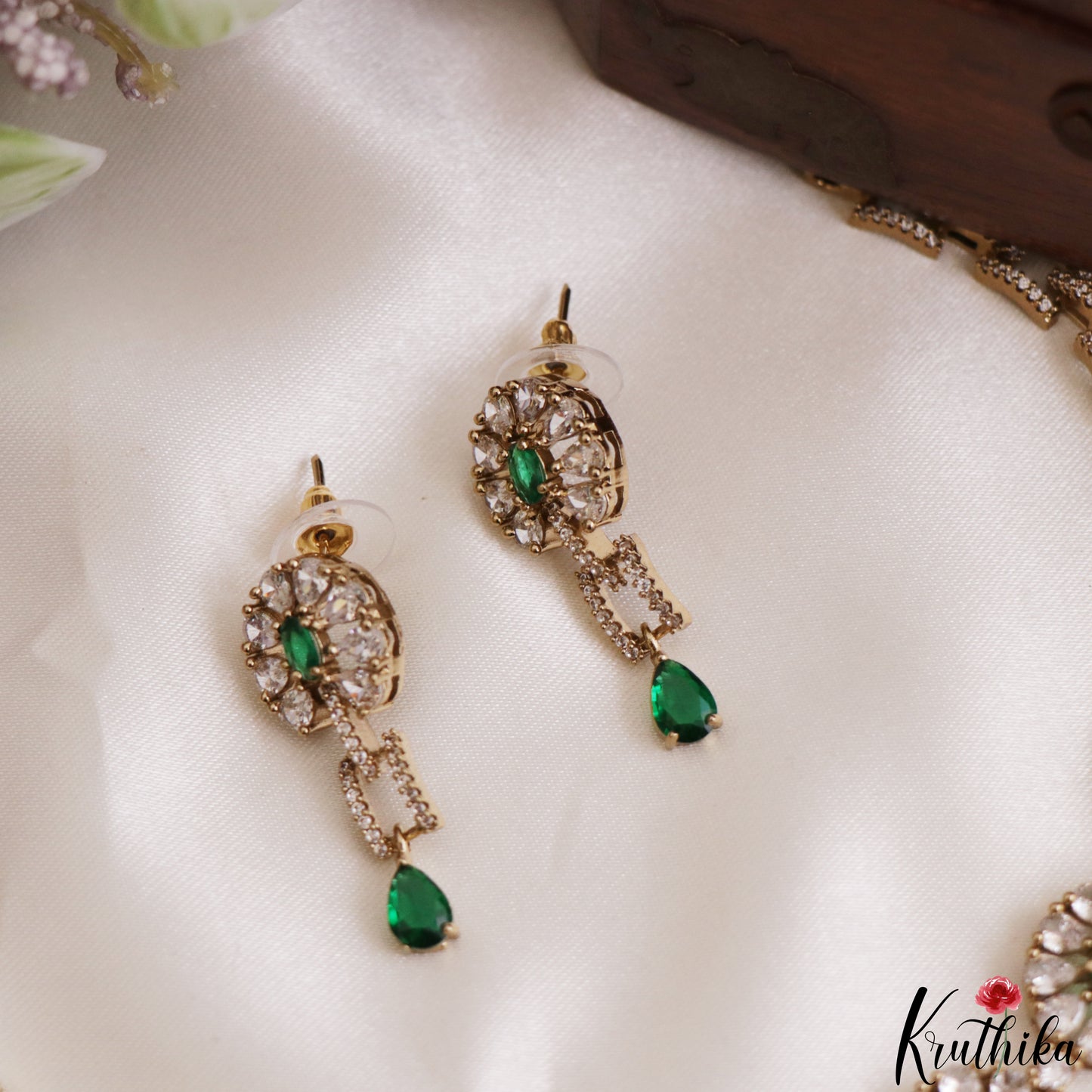 Pretty Floral Motifs CZ Victorian Choker NC3280 (Available In 2 Colors)
