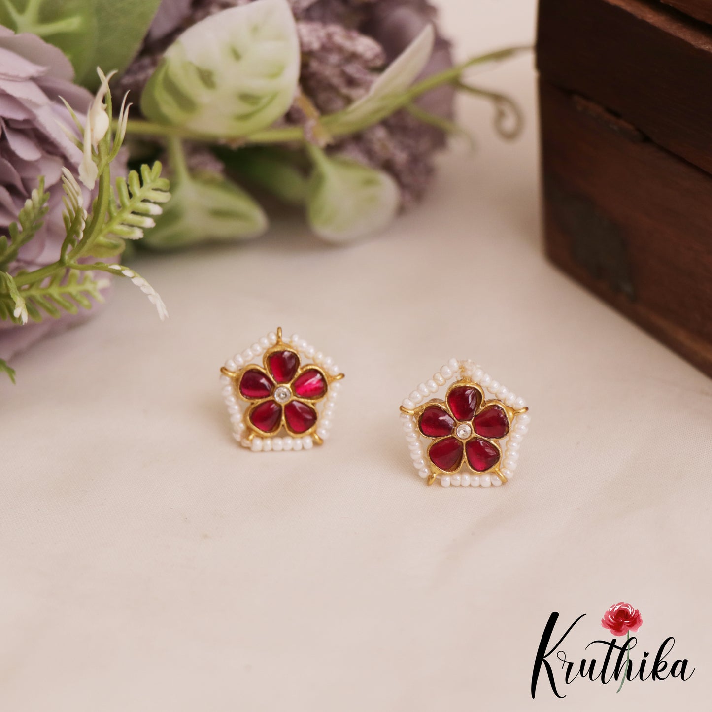 Simple Pearl Border Floral Motifs Kemp Stud Earrings E1032