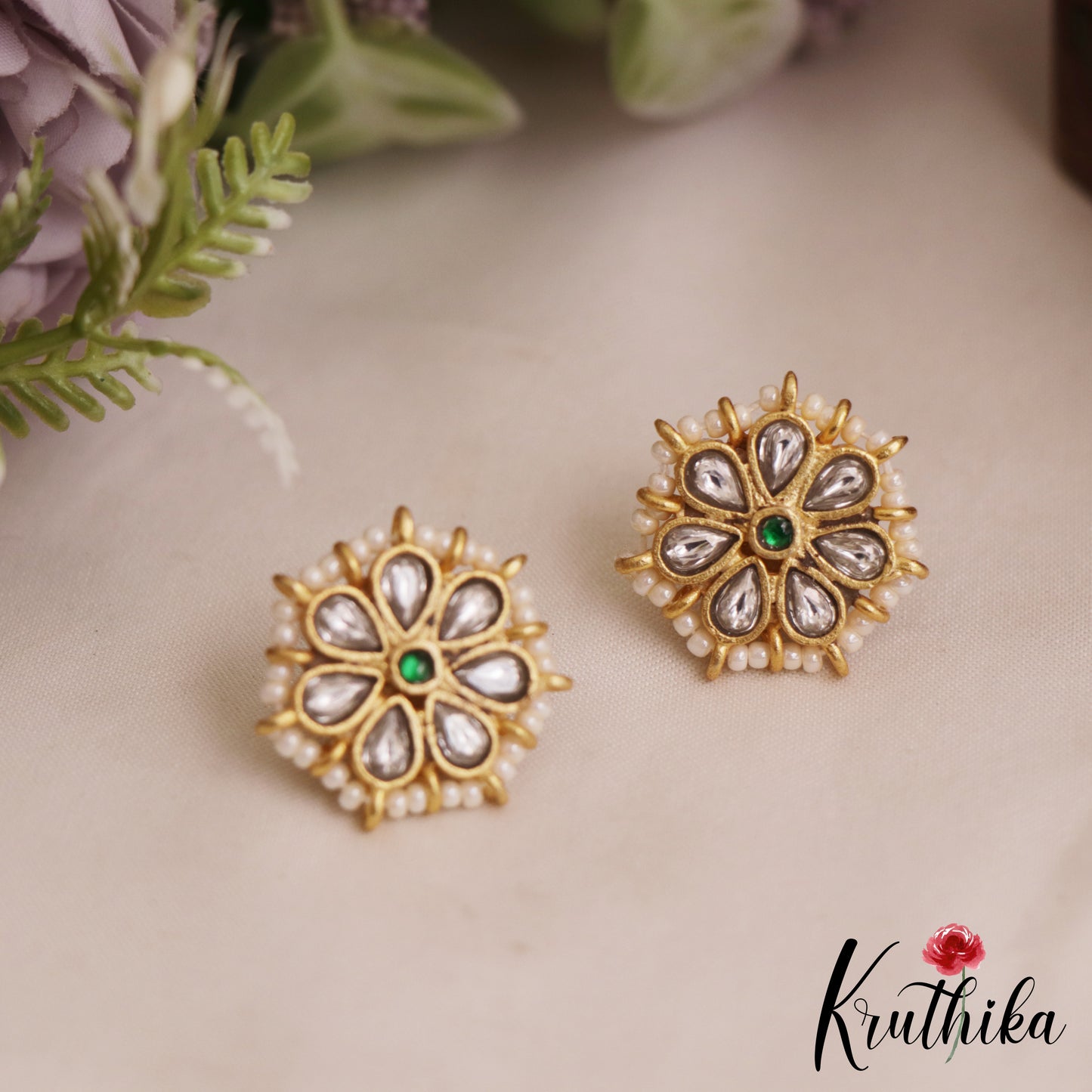 Pretty Pearl Border Floral Motifs Stud Earrings E1033
