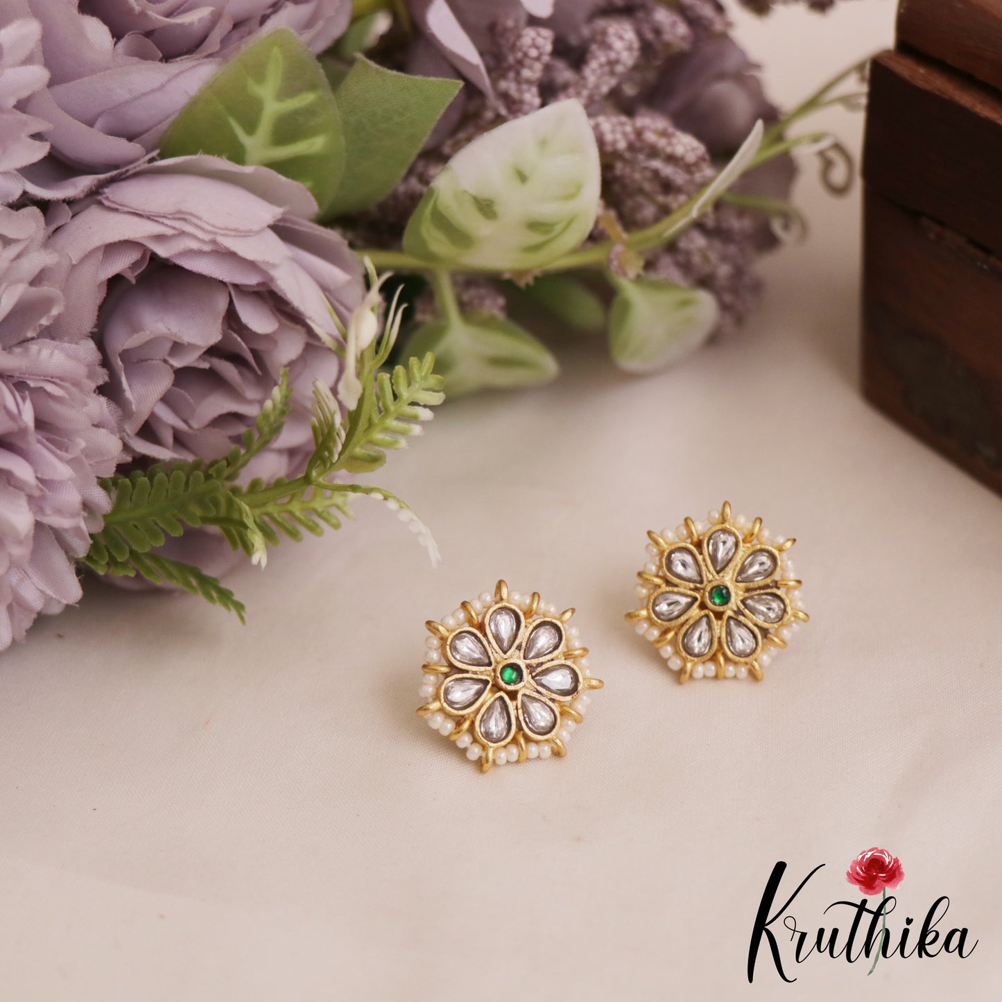 Pretty Pearl Border Floral Motifs Stud Earrings E1033