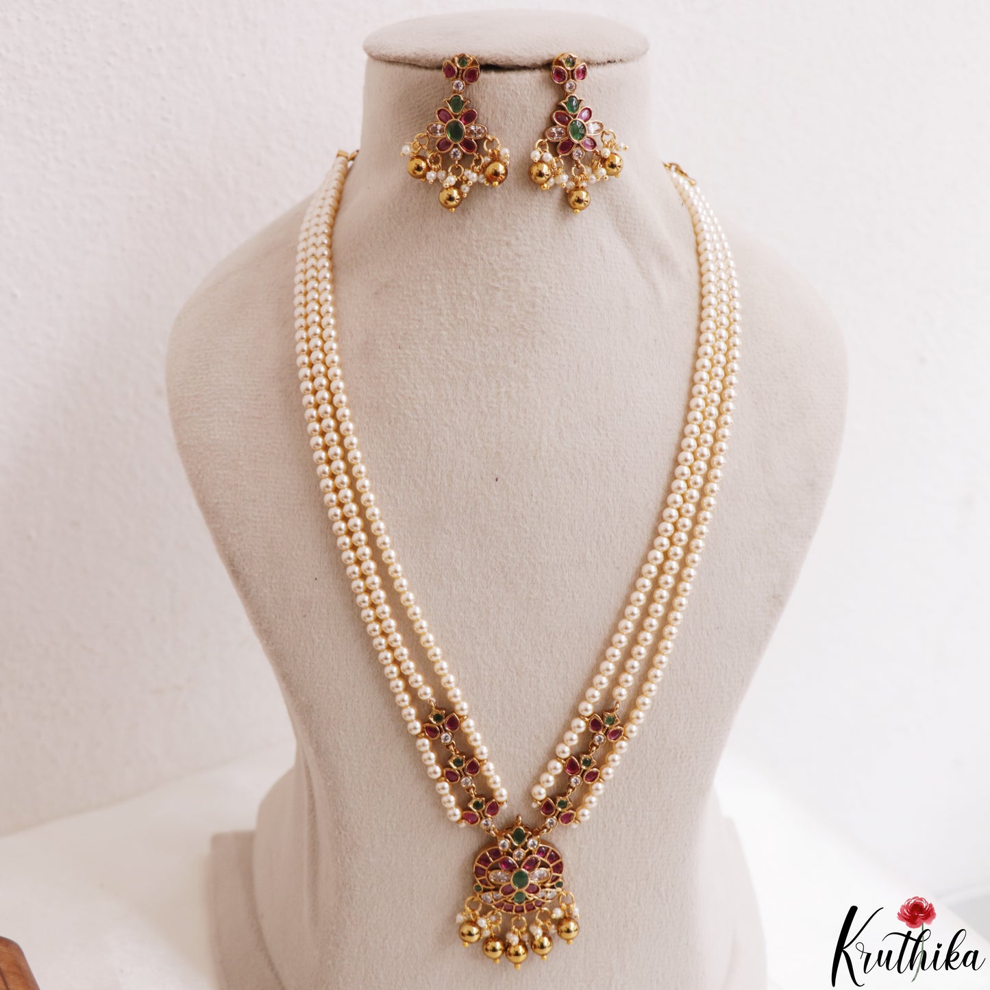 Trendy Multi Strand Pearl Chain With Kemp Floral Pendant LH2198