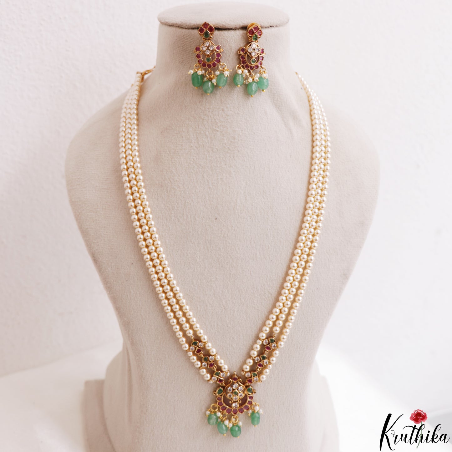 Pretty Multi Strand Pearl Chain With Kemp Floral Pendant LH2199