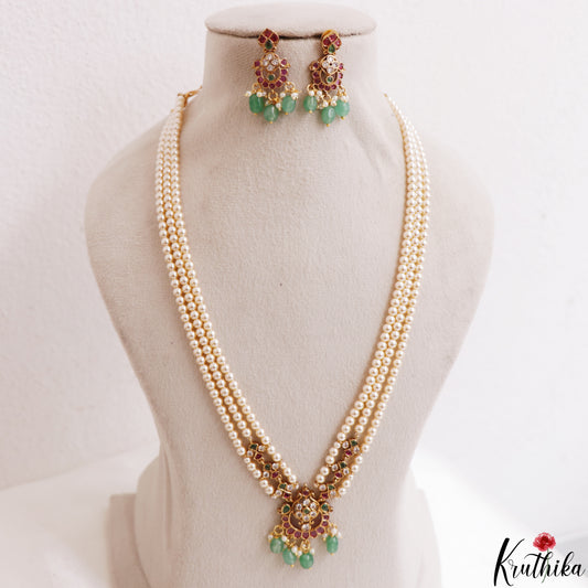 Pretty Multi Strand Pearl Chain With Kemp Floral Pendant LH2199