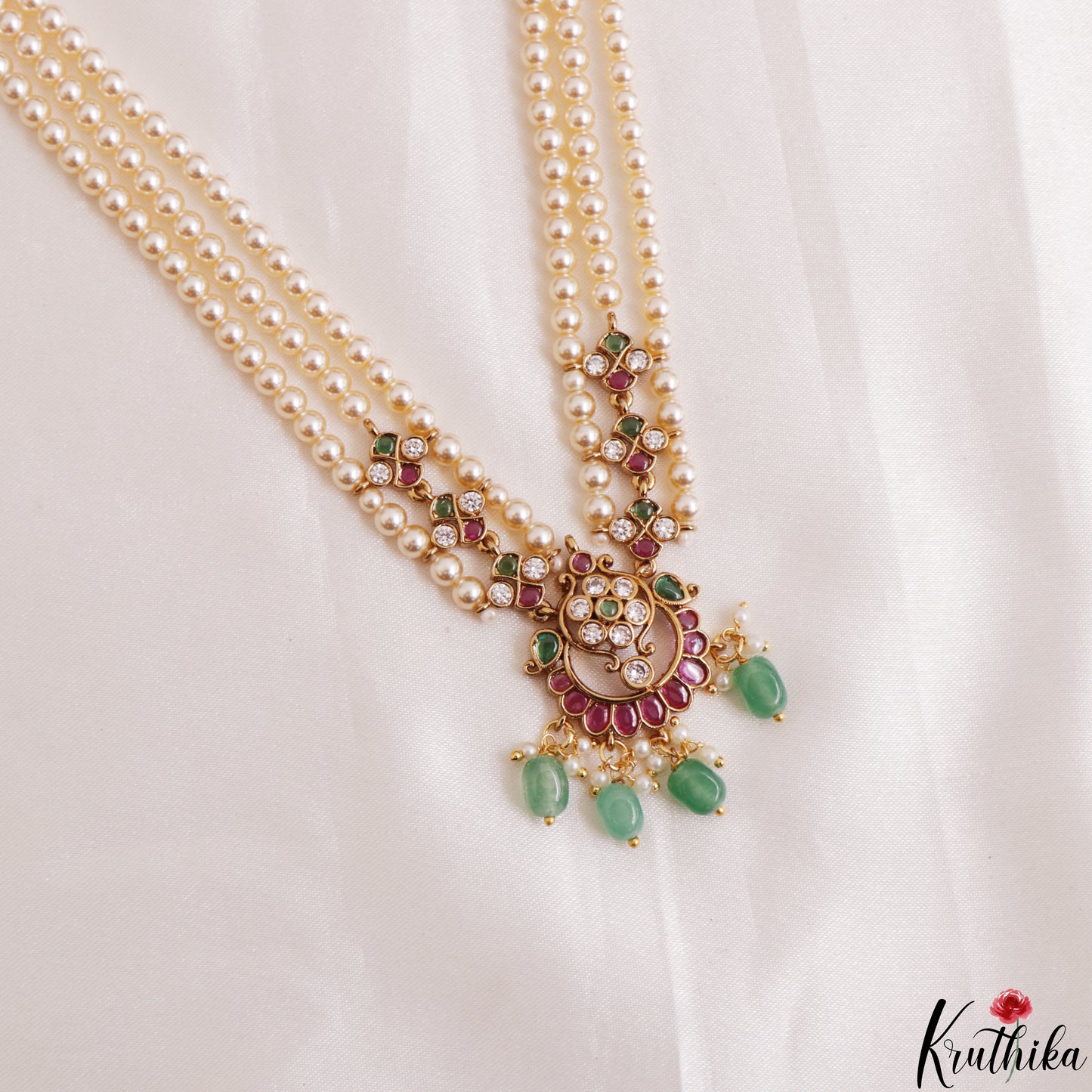 Pretty Multi Strand Pearl Chain With Kemp Floral Pendant LH2199