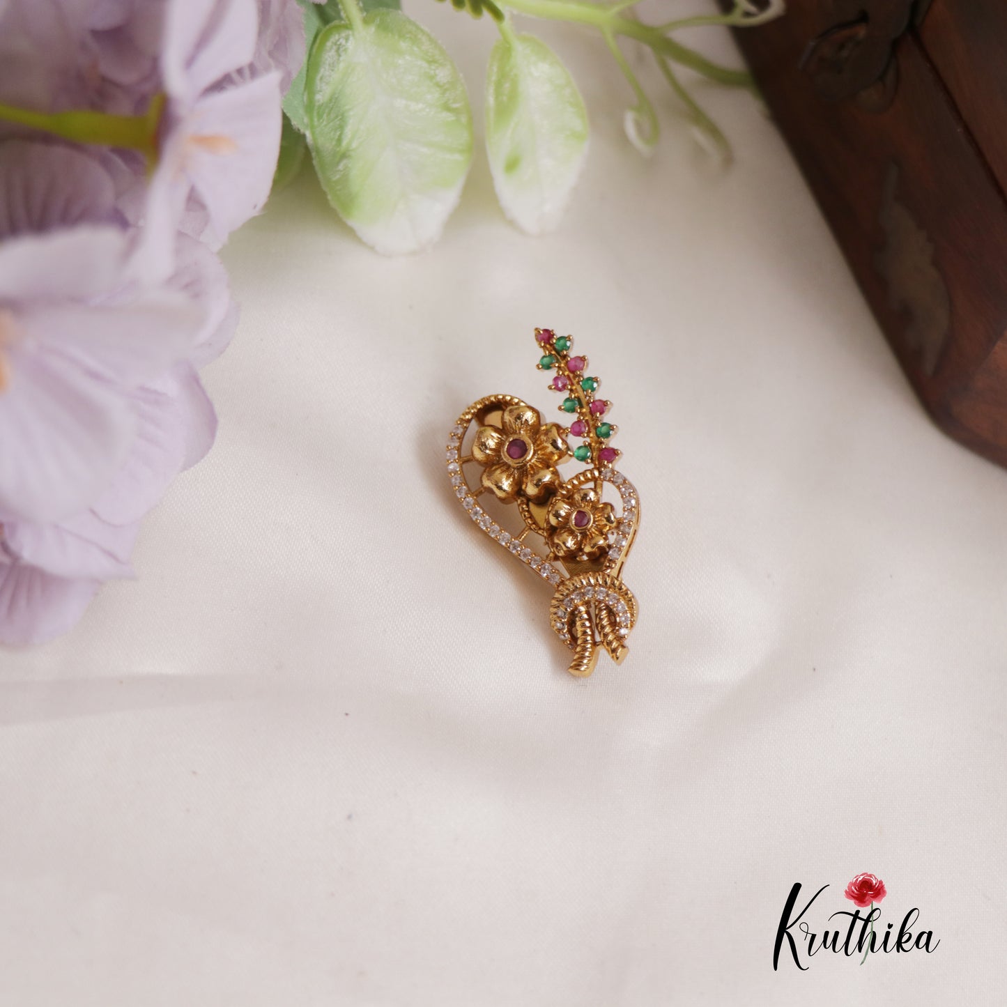 Beautiful Floral Trendy Saree Pin SP37