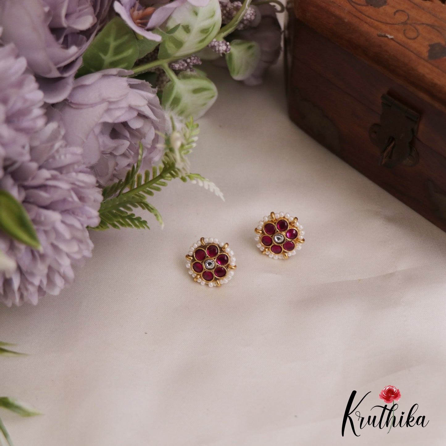 Trendy Pearl Border Floral Stud Earrings E925