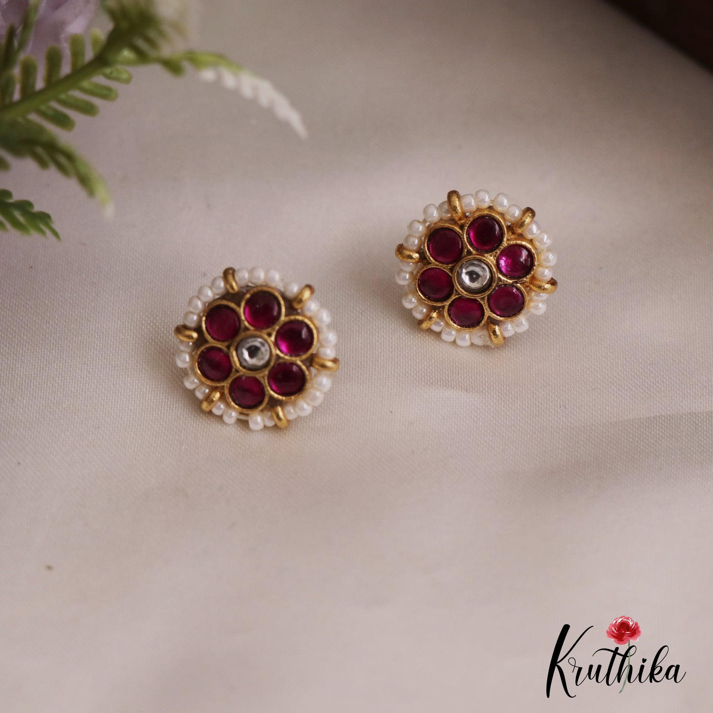 Trendy Pearl Border Floral Stud Earrings E925