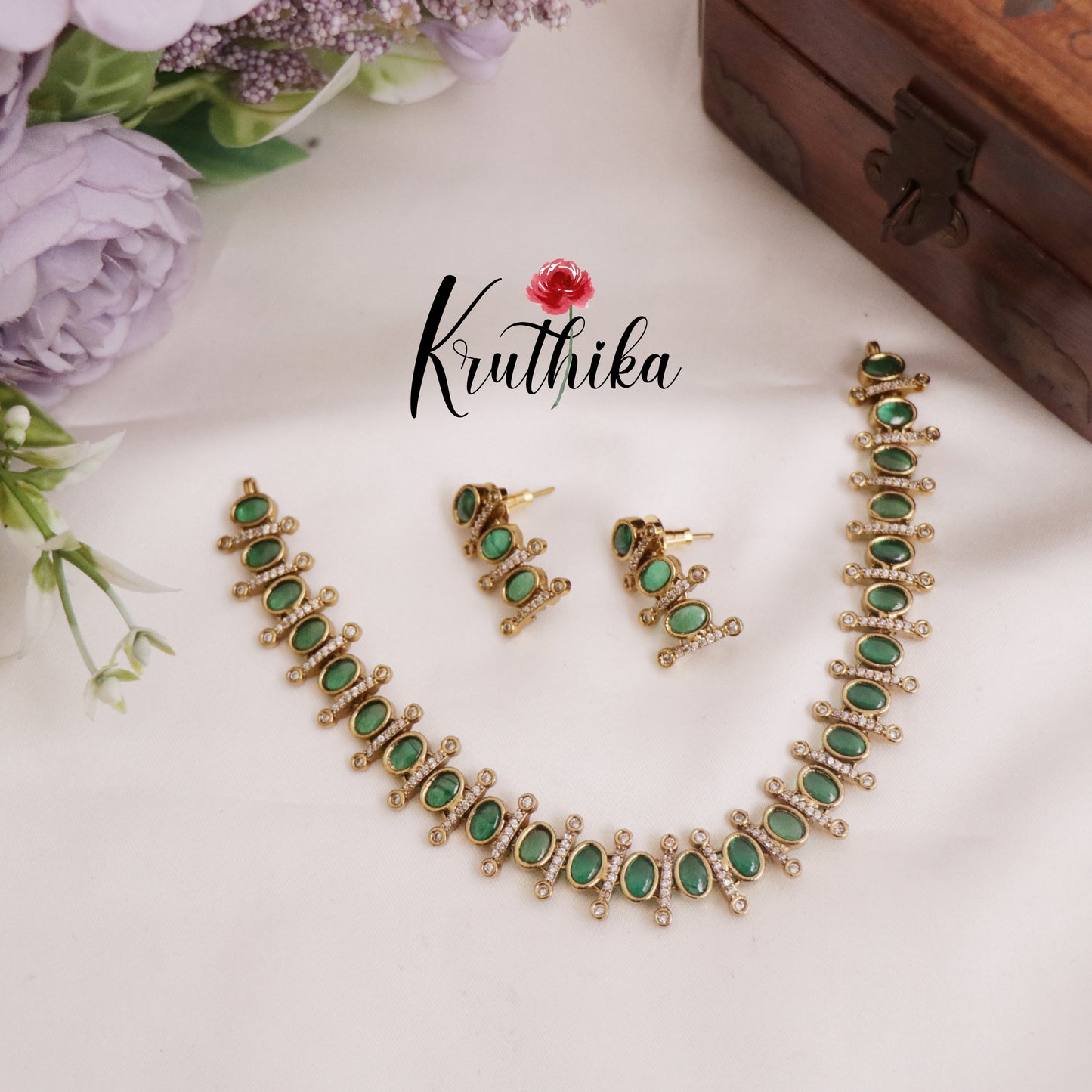 Classic Victorian Emerald Oval Choker with Studs NC2318