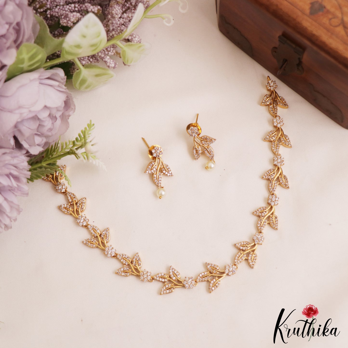 Elegant Leaf Motifs Gold-Tone Choker NC2987