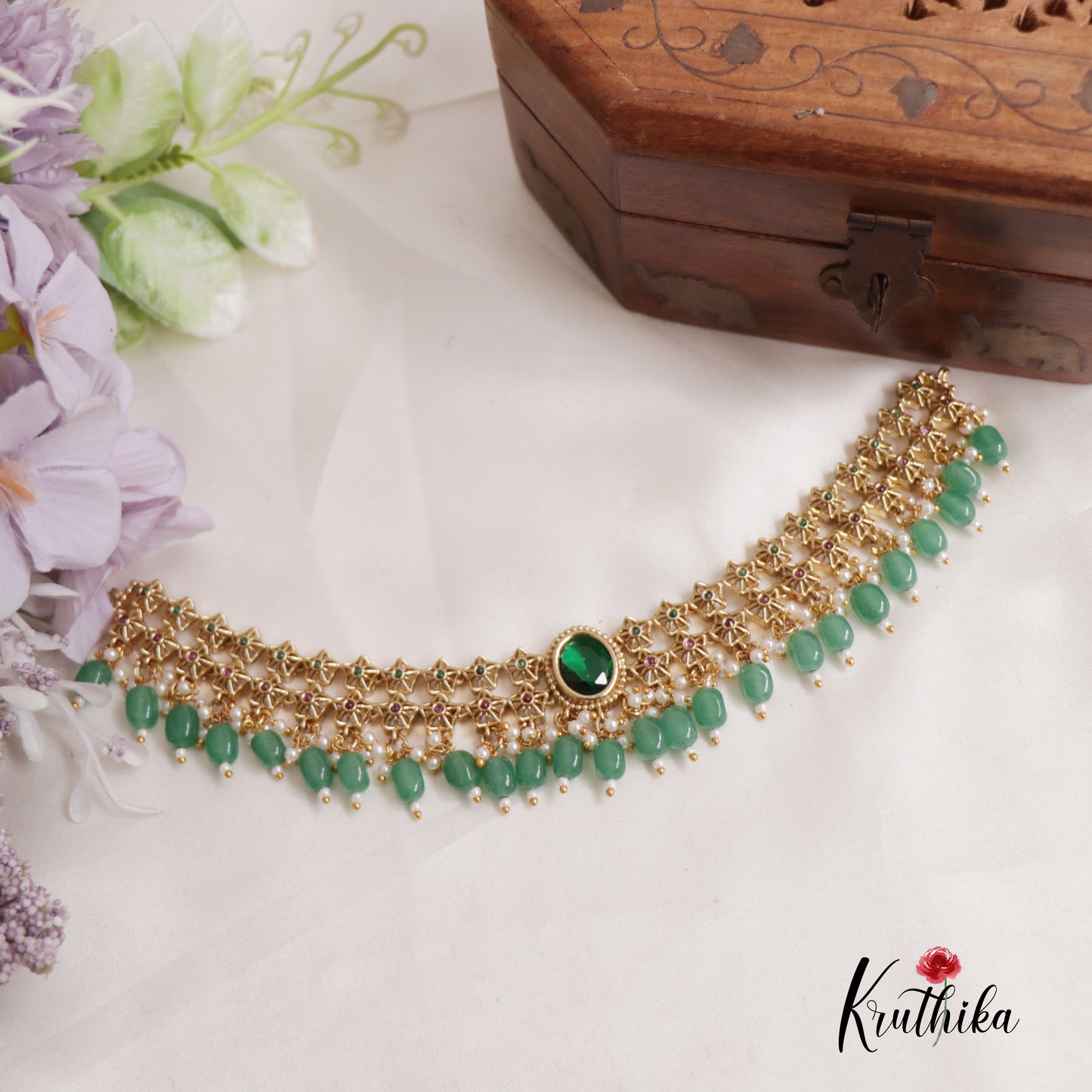 Elegant Kemp Star Floral Shaped Choker with Green Beads NC2529