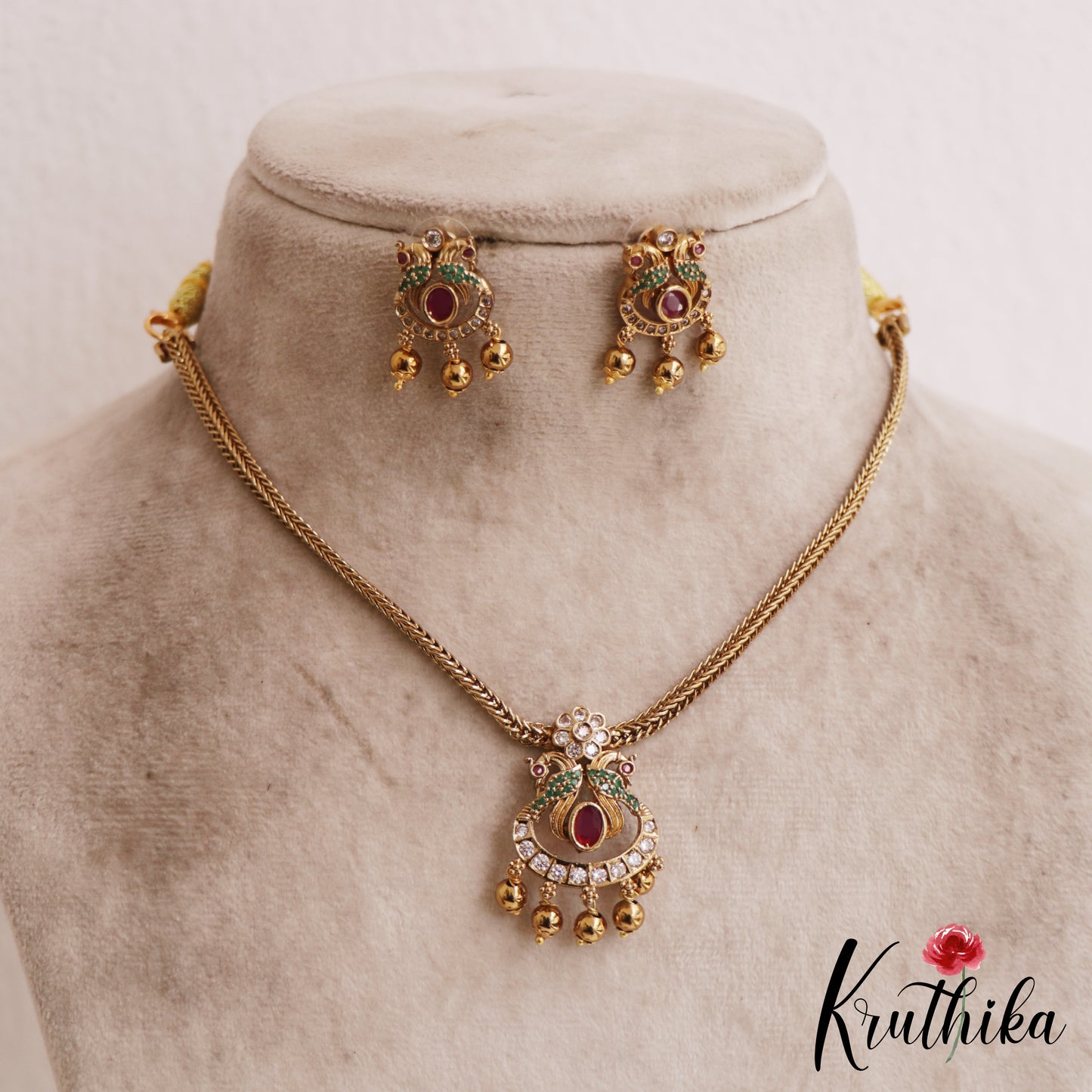 Pretty Peacock Floral Motifs Kemp Pendant Chain Set NC2816