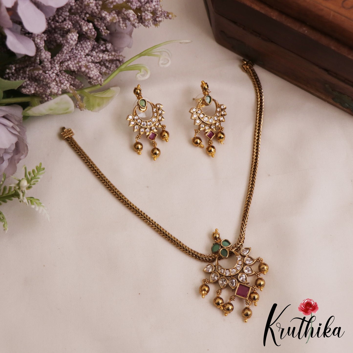 Classic Leaf Floral Motifs Kemp Pendant Chain Set NC2817