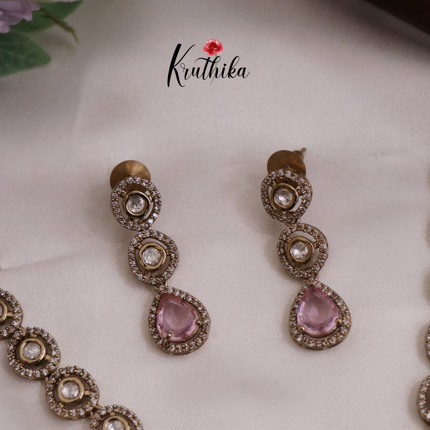 Simple AD Victorian Pendant Necklace NC2335 (Available in 5 Colours)