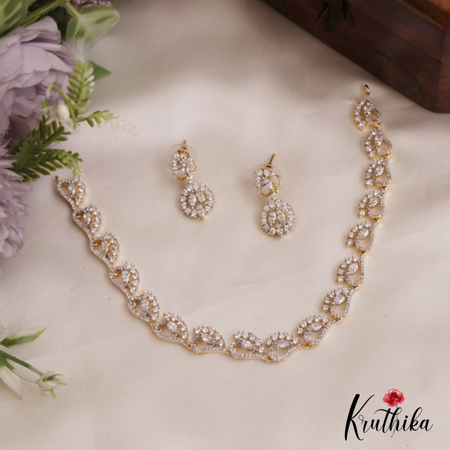Pretty AD Leaf Motifs Necklace NC2738