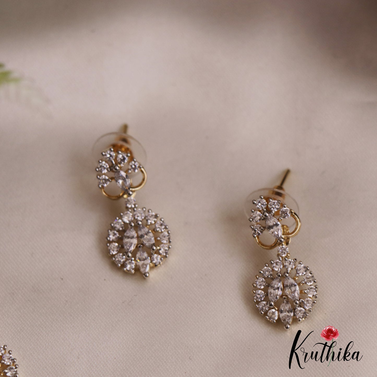 Pretty AD Leaf Motifs Necklace NC2738
