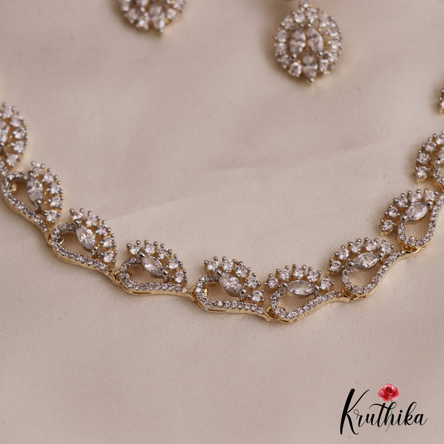 Pretty AD Leaf Motifs Necklace NC2738
